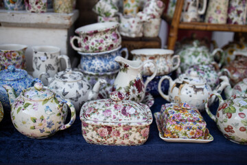 Porcelain objects with a floral theme in a stand
