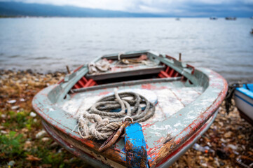 Obraz premium Beached boat on the shore, Stavros, Greece