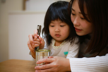 缶詰を開ける親子