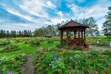 北海道十勝紫竹ガーデンの花に囲まれた東屋