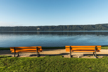 Bänke am Ufer in Sipplingen mit Blick auf den Bodensee, Baden-Württemberg, Deutschland