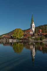 Fototapeta na wymiar Seeufer und Kirche in Sipplingen am Bodensee, Baden-Württemberg, Deutschland