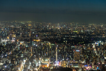Vue depuis les hauts d'une tour de Tokyo de nuit