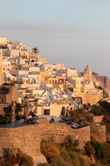 Vue de la ville de Fira sur l'ile de Santorini en Grèce
