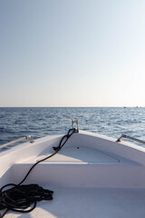 Vue sur l'ocean et le ciel depuis un petit bateau