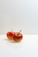 Äpfel in der Küche auf der Ablage