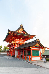 Temple au portique rouge à Kyoto
