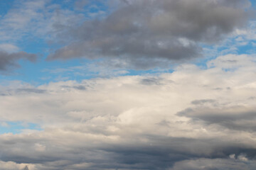 Ciel nuageux avec différentes couleurs de nuages