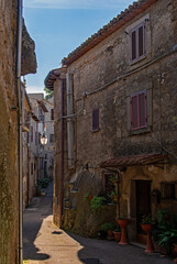 Straße in der Altstadt von Bomarzo in der Region Lazio in Italien 