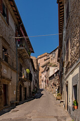 Gasse in der Altstadt von Bomarzo in der Region Lazio in Italien 