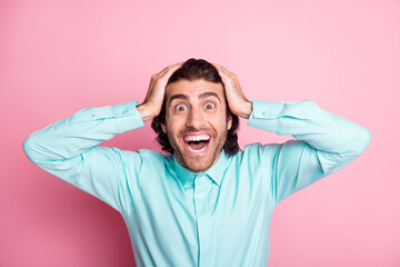Photo of young handsome man amazed surprised shocked hands touch head open mouth isolated over pink color background