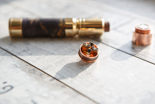 Luxury golden vaping device.Moden electronic cigarette with replacement part.New vape coilds for smoking glycerin eliquid.Quit smoking tobacco with vaper pen