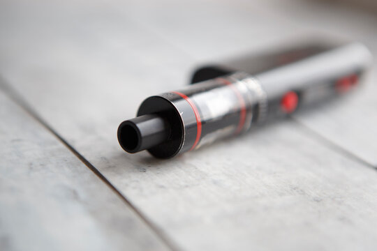Quit smoking nicotine with electronic cigarette.Moden vaping device for smoking vape liquid