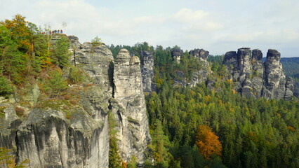 Bastei mit Menschen im Nationalpark Sächsische Schweiz mit vielen Felsen und Bäumen im Herbst