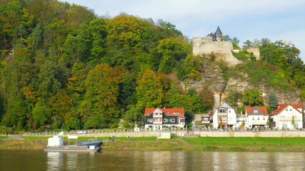 malerische Burg Altrathen über dem Kurort Rathen in der Sächsischen Schweiz auf hohem Fels am...