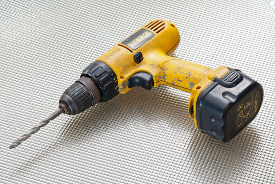 Dewalt Battery Powered Cordless Drill - 30 March 2012