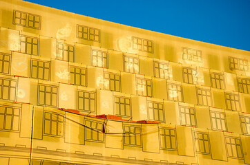 The house is closed during the repair with a protective cloth.