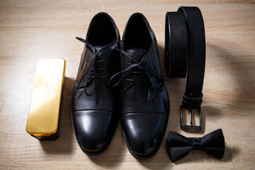 Fototapeta na wymiar Morning details of a stylish groom with leather shoes