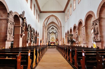 Fototapeta na wymiar Stiftskirche, Aschaffenburg, Hauptschiff und Chor