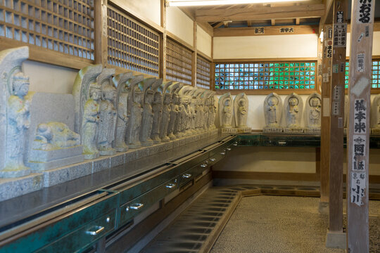 勝尾寺太子堂の四国八十八カ所お砂踏み