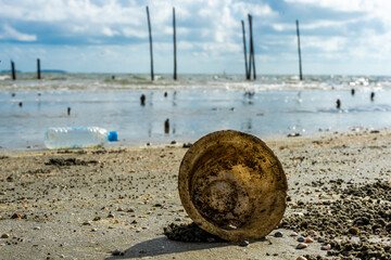 Obraz na płótnie Canvas plastic waste on the beach