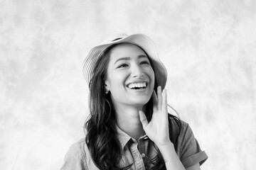麦わら帽子をかぶった女性