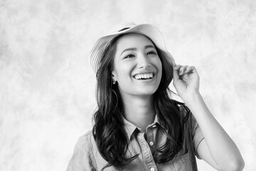 麦わら帽子をかぶった女性