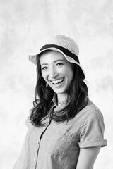 麦わら帽子をかぶった女性