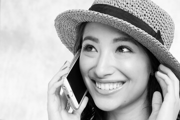 スマートフォンで話す女性