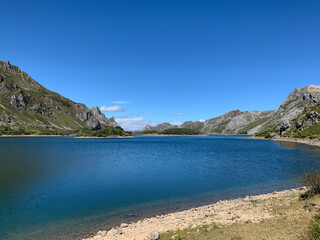 Fototapeta premium lake and mountains