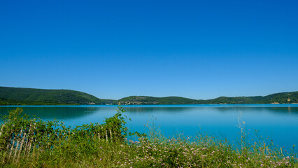 View on the Esparron lake during the summer