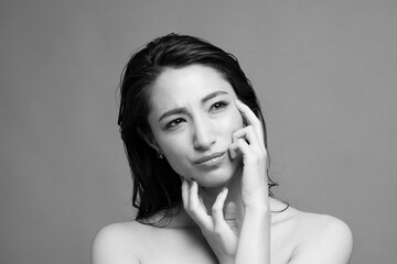 Fototapeta premium 悩む女性
