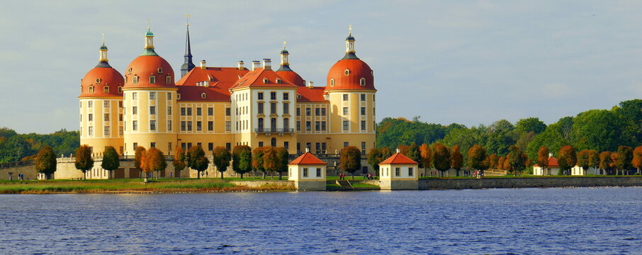malerisches Schloss Moritzburg mit Rundt&uuml;rmen und  roten Kuppeln auf einer Insel im Schlossteich in Sachsen
