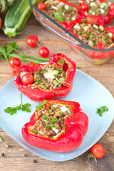 Gefüllte Paprika mit Linsen, Zucchini und Käse