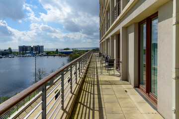 Wilhelmshaven - Blick von einer sonnigen Terrasse auf den Jadebusen - Nordsee / Niedersachsen