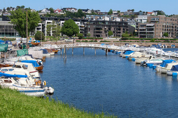 Fototapeta na wymiar Hafen mit kleinen Booten 