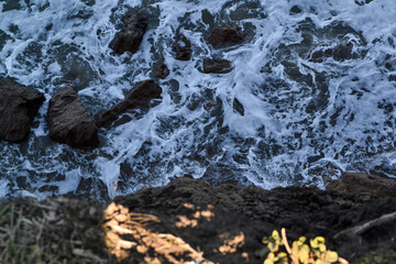 olas entre rocas