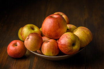 Fototapeta na wymiar bowl full of apples on a wooden table