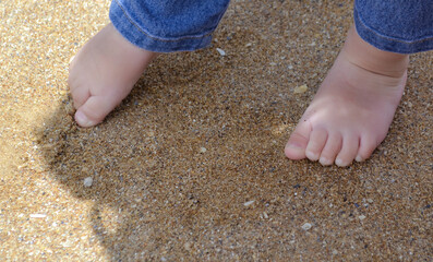pies de niño en la arena