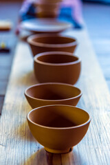 ろくろで仕上げた作品を自然乾燥する