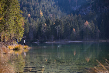 una lago in mezzo alla natura 