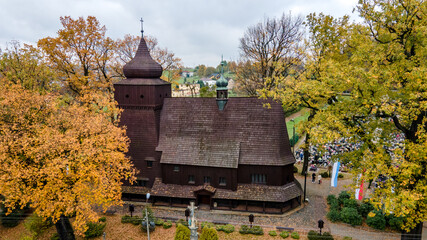 Łaziska, Śląsk drewniany kościół pod wezwaniem Wszystkich Świętych. Przeprowadzone w 2008 r. badania dendrochronologiczne wykazały, że nawa i prezbiterium kościoła zostały wzniesione w 1467 r.