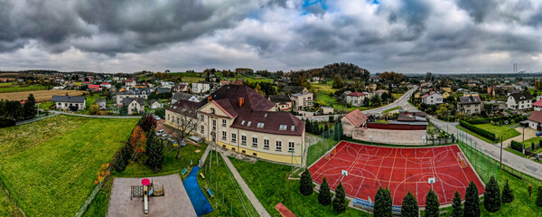 Wieś Łaziska na Górnym Śląsku w Polsce szkoła podstawowa im. Mikołaja Kopernika. Szkoła ta została wybudowana w 1927 r.