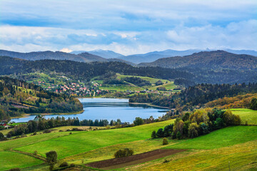 Fototapeta na wymiar Lake Solinskie in the Bieszczady Mountains. Beautiful autumn landscape. Poland 