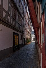 Fototapeta na wymiar Straße in der Altstadt von Herborn in Hessen, Deutschland 