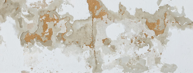 bröckelnder Putz an einer alten Hauswand