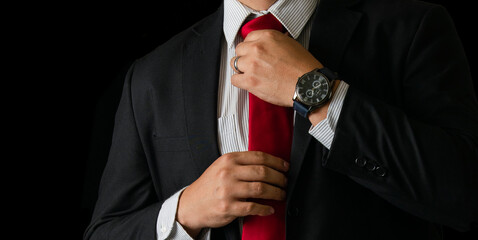 hombre de negocios exitoso en traje con fondo negro 