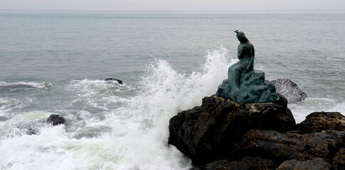 wave breaking on the rock