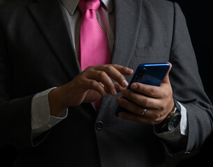 hombre de negocios exitoso en traje con fondo negro 
