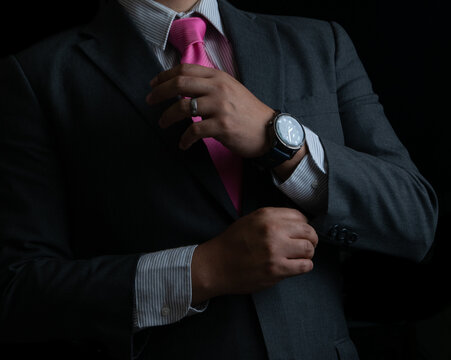hombre de negocios exitoso en traje con fondo negro 